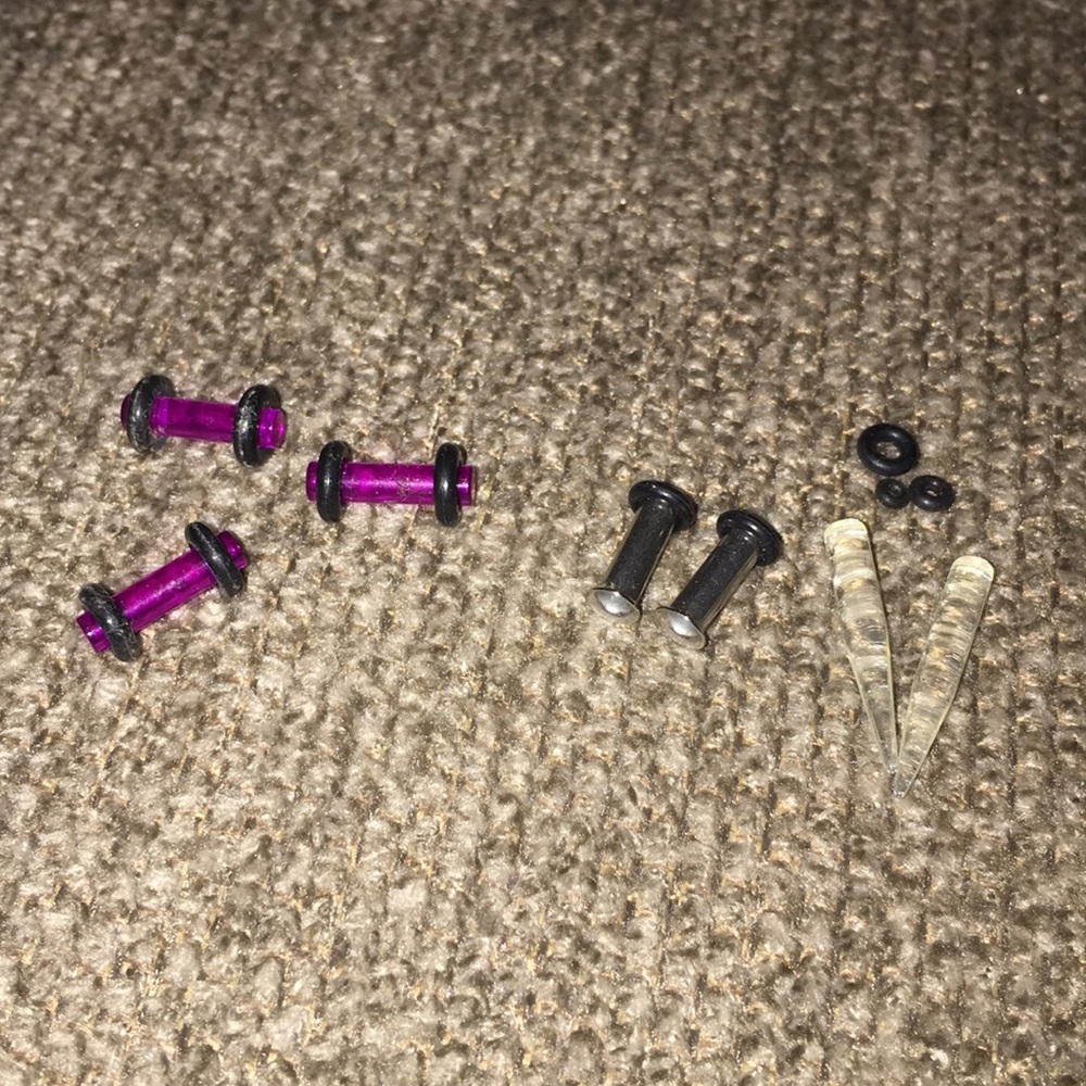 8g earring set.